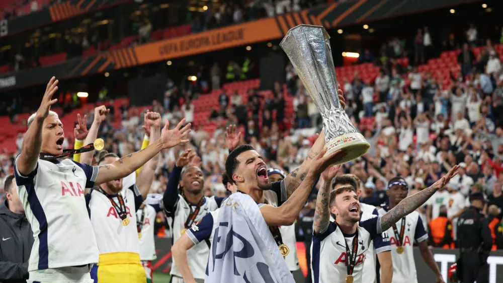 Soccer Football - Europa League - Final - Tottenham Hotspur v Manchester United - San Mames, Bilbao, Spain - May 21, 2025 Tottenham Hotspur's Dominic Solanke celebrates with the trophy after winning the Europa League REUTERS/Violeta Santos Moura