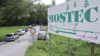 Osrednji ljubljanski krajinski park nima urejene dostopne točke, zato je nezakonito parkiranje zelo raz&scaron;irjeno. Foto: Jaka Gasar