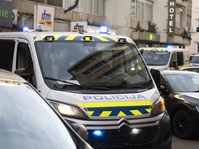 Policija Kriminal7.12.2024 Privedba treh osumljencev za mafijski umor Satka Zovka pred preiskovalnega sodnika. Okrožno sodi&scaron;če v Ljubljani. FOTO: Nik Erik Neubauer