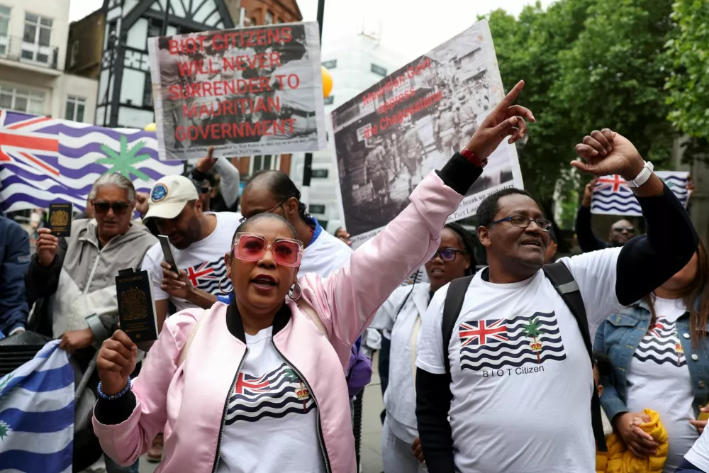 Members of the British Chagossian community demonstrate, as they wait to hear the outcome of a court injunction that temporarily blocked the UK from concluding Chagos Islands deal with Mauritius, outside the High Court in London, Britain, May 22, 2025. REUTERS/Suzanne Plunkett