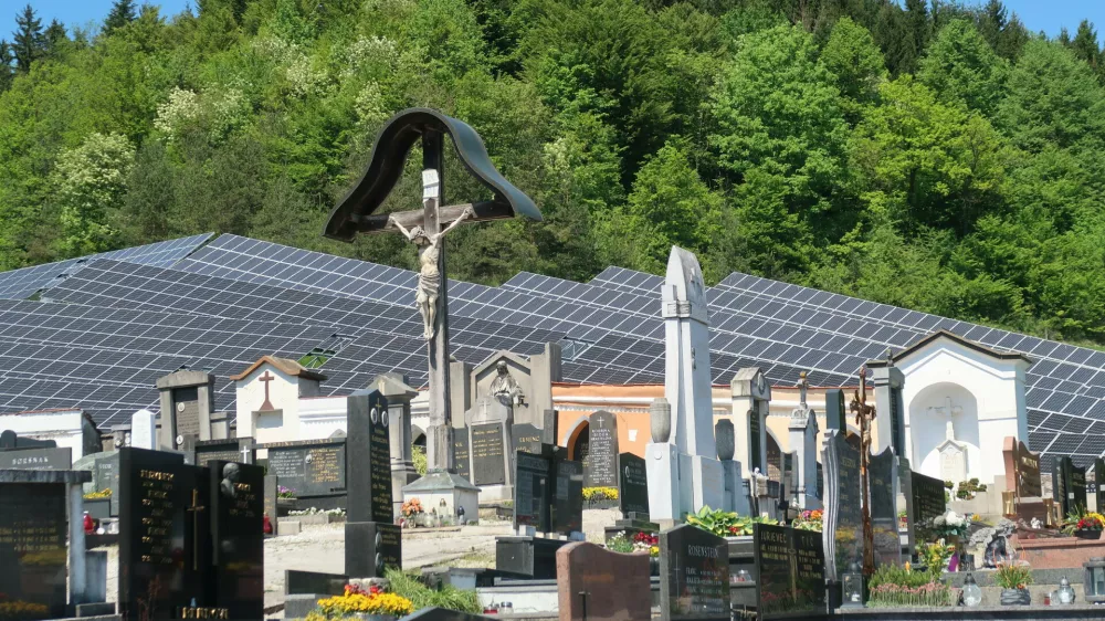 Na Rečici ob Savinji se sončna elektrarna bohoti na kmetijski povr&scaron;ini in sega do roba pokopali&scaron;ča. Foto: Tatjana Pihlar