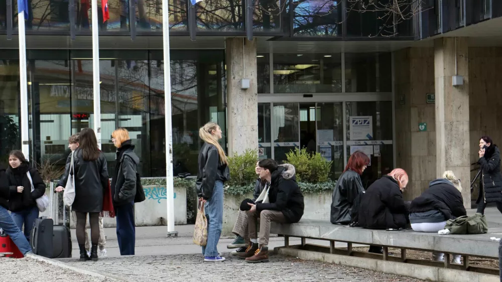 Delavska koalicija vztraja pri svojih zahtevah za spremembo nekaterih ključnih ukrepov predlagane pokojninske reforme, kar sindikati, ki reformo podpirajo, ocenjujejo kot zgre&scaron;eno. Fotografija je simbolična. Foto: Tomaž Skale