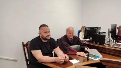 Samo Fe&scaron;tajn, lastnik avtovleke Žonta, se na celjskem sodi&scaron;ču zagovarja zaradi kaznivega dejanja po&scaron;kodovanja tuje stvari. Foto: Mojca Marot