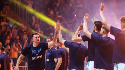 Ljubljana. Stožice. Ko&scaron;arka. Slovenija. Črna GoraLuka Dončič