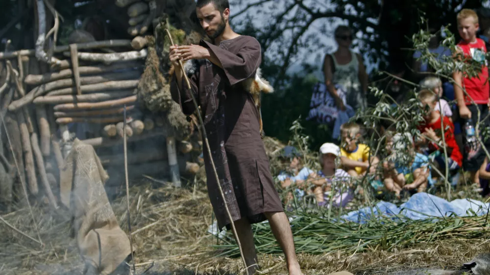 - IG - Dru&scaron;tvo Fran Govekar Ig pripravilo 3. koli&scaron;čarski dan 2010 na Mahu pri rečici Ižici, kjer so pred več kot 5000 leti živeli koli&scaron;čarji, V deželi koli&scaron;čarjev Barje - //FOTO: Matej Pov&scaron;e
