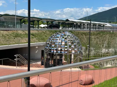 Novi podhod pod železni&scaron;ko progo je najkraj&scaron;a pot med centrom nove in stare Gorice. Avstrijska svetleča Kupola Ingeborg Bachmann v njem je k sreči zgolj začasno izposojena iz Avstrije.&nbsp;