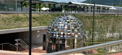 Novi podhod pod železniško progo je najkrajša pot med centrom nove in stare Gorice. Avstrijska svetleča Kupola Ingeborg Bachmann v njem je k sreči zgolj začasno izposojena iz Avstrije. 