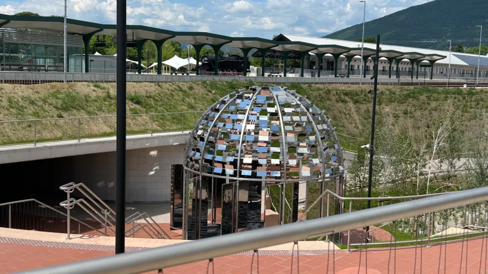 Novi podhod pod železni&scaron;ko progo je najkraj&scaron;a pot med centrom nove in stare Gorice. Avstrijska svetleča Kupola Ingeborg Bachmann v njem je k sreči zgolj začasno izposojena iz Avstrije.&nbsp;