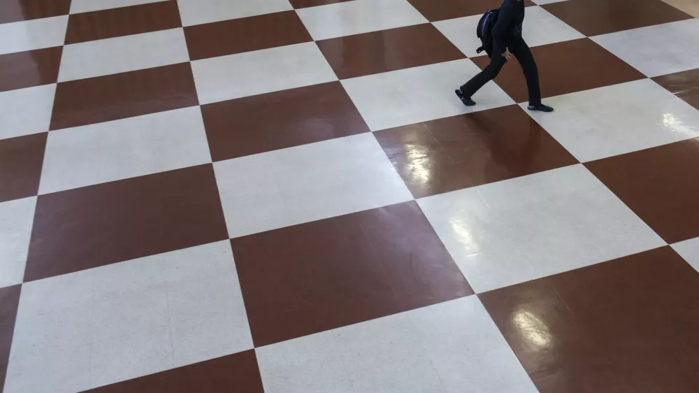 - Osnovna &scaron;ola Valentina Vodnika v Ljubljani - &scaron;olski hodnik - osnovno&scaron;olci - učenci - &scaron;olstvo    - 07.05.2015 - Nacionalno preverjanje znanja (NPZ) v osnovnih &scaron;olah - pisno preverjanje znanja iz maternega jezika za učence 6. in 9. razreda -    //FOTO: Jaka Gasar