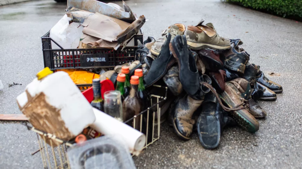 - Tacen, odpravljanje posledic poplav. Čevlji, simbolična fotografija.- 04.08.2023. Močno deževje in hude ujme so zajele vso Slovenijo in povzročile hude poplave, plazove in zastoje v prometu. Poplave in ujma 2023.//FOTO: Bojan Velikonja