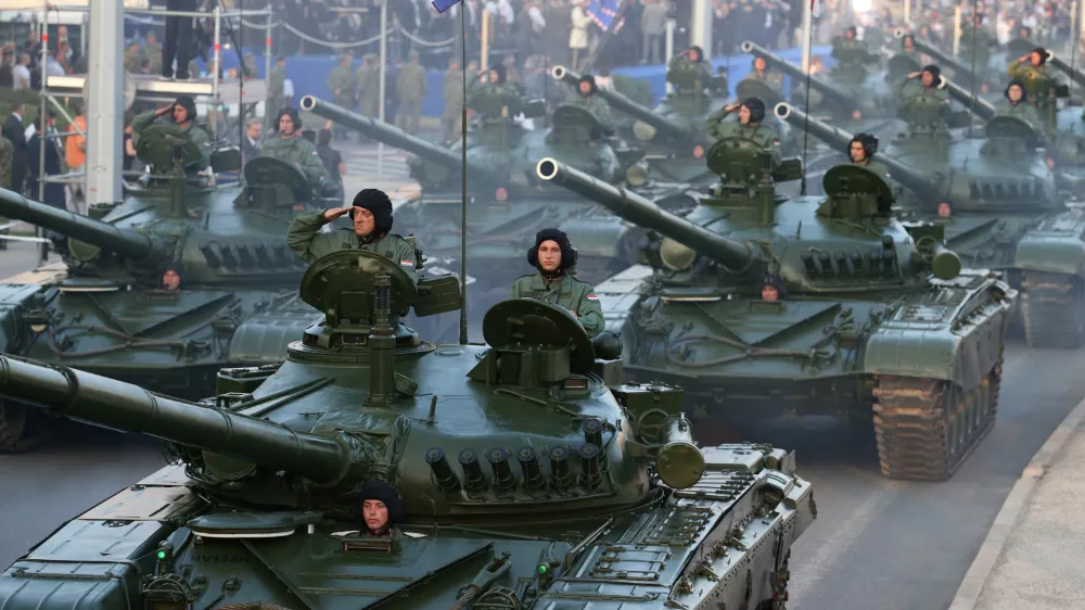 04.08.2015., Zagreb - Svecani mimohod Hrvatske vojske povodom obiljezavanja Dana pobjede i domovinske zahvalnosti i Dana hrvatskih branitelja te 20. obljetnice vojno-redarstvene operacije Oluja. U mimohodu od Avenije Marina Drzica do Savske ulice sudjeluju pjesacki, zrakoplovni te motorizirani, mehanizirani i oklopni postroji s razlicitim borbenim i neborbenim vozilima. Tenkovski postroj. r"nPhoto: Zeljko Lukunic/PIXSELL