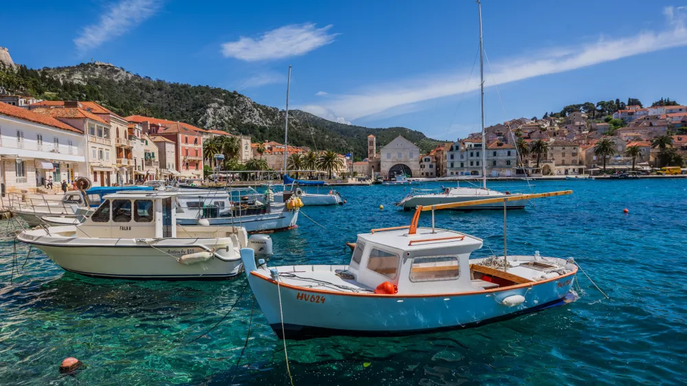 18.04. 2025., Hvar - Suncano i lijepom vrijeme u gradu Hvaru. Photo: Zvonimir Barisin/PIXSELL