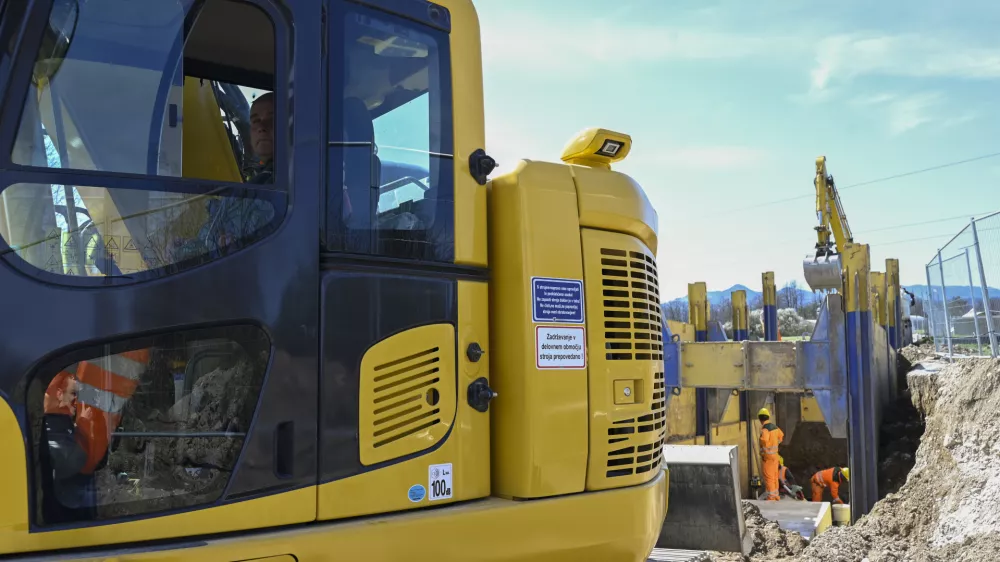 Na zemlji&scaron;čih, za katera je imela gradbena dovoljenja, je občina v preteklih letih že zgradila kanal C0. Zgraditi mora le &scaron;e kraj&scaron;i odsek, vendar se je postopek izdaje gradbenega dovoljenja izkazal za zelo zahtevnega. F Nik Erik Neubauer Q