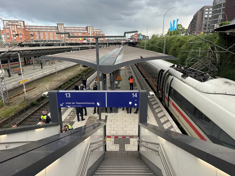 23 May 2025, Hamburg: Police on duty at the scene after several people were seriously injured in a knife attack at Hamburg Central Station. Photo: Steven Hutchings/dpa