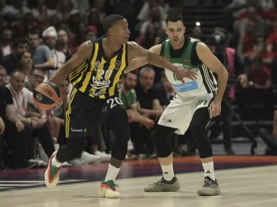 Panathinaikos's Kostas Sloukas guards Fenerbahce's Devon Hall duirng the Euroleague seimifinal basketball match between Fenerbahce and Panathinaikos in Abu Dhabi, United Arab Emirates, Sunday, May 18, 2025. (AP Photo/Fatima Shbair)