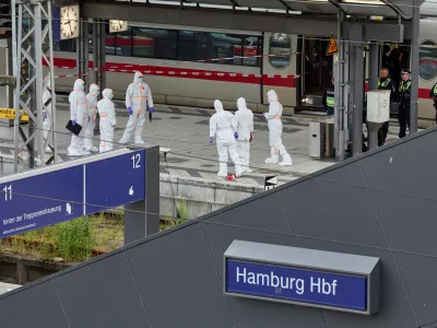 23 May 2025, Hamburg: Police and forensics on duty at the scene after several people were seriously injured in a knife attack at Hamburg Central Station. Photo: Georg Wendt/dpa