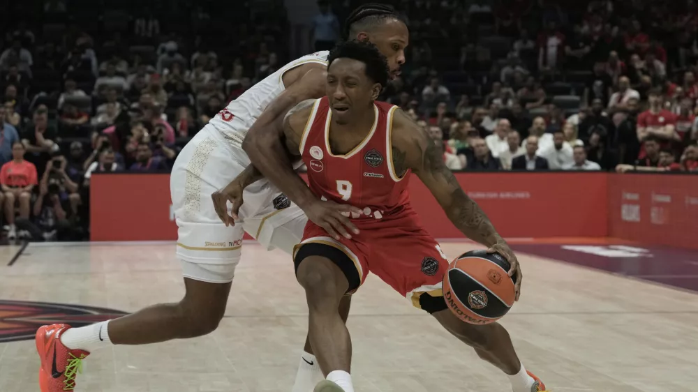 Monaco's Jaron Blossomgame guards Olympiacos' Saben Lee duirng the Euroleague seimifinal basketball match between Olympiacos and Monaco in Abu Dhabi, United Arab Emirates, Sunday, May 18, 2025. (AP Photo/Fatima Shbair)