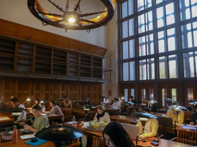 velika čitalnica- 29.11.2022 &ndash; Narodna in univerzitetna knjižnica (NUK) &ndash; ogled prostorov predsednika vlade Roberta Goloba in novinarska konferenca o načrtih vlade glede gradnje NUK 2&nbsp;//FOTO: Luka Cjuha