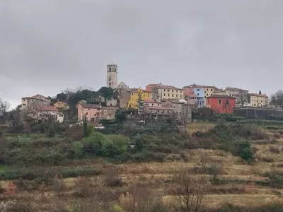 Oprtalj se nahaja na hrib u in je po mnenju mnogih eno najbolj slikovitih mest v severni Istri. F Vesna Levičnik