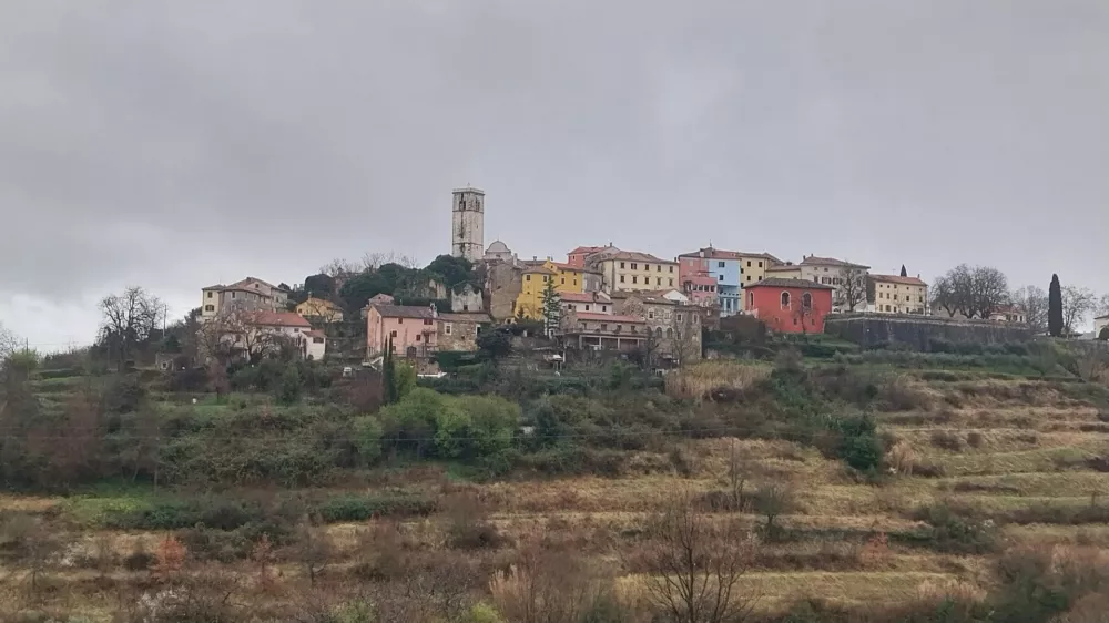 Oprtalj se nahaja na hrib u in je po mnenju mnogih eno najbolj slikovitih mest v severni Istri. F Vesna Levičnik