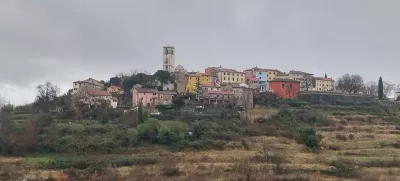 Oprtalj se nahaja na hrib u in je po mnenju mnogih eno najbolj slikovitih mest v severni Istri. F Vesna Levičnik