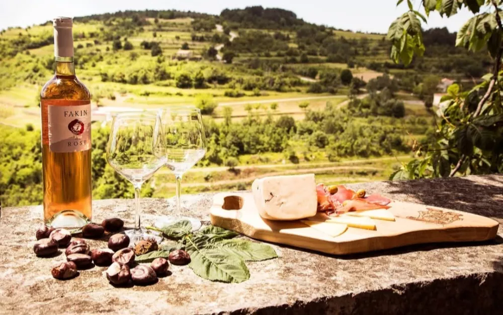 Lokalne dobrote, ki vam jih postrežejo pod kro&scaron;njami taverne Oprtalj. F FB/Taverna Oprtalj