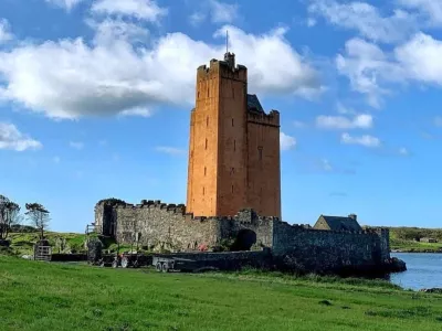 Grad z bočnim stolpom že na prvi pogled spominja na druge irske gradove, ki so jih gradili lokalni klani in ki so se ukvarjali s pomorstvom in ribolovom. IG/Jeremyirons