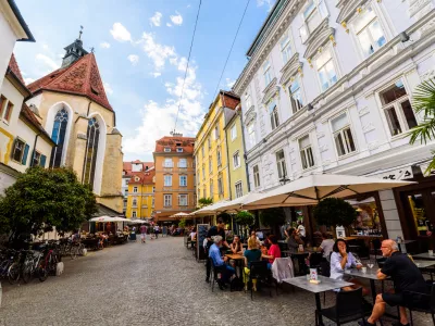 Poletni utrip v Gradcu zaznamujejo tudi &scaron;tevilne restavracije, ki se intenzivno spogledujejo z lokalno ponudbo. F Istock