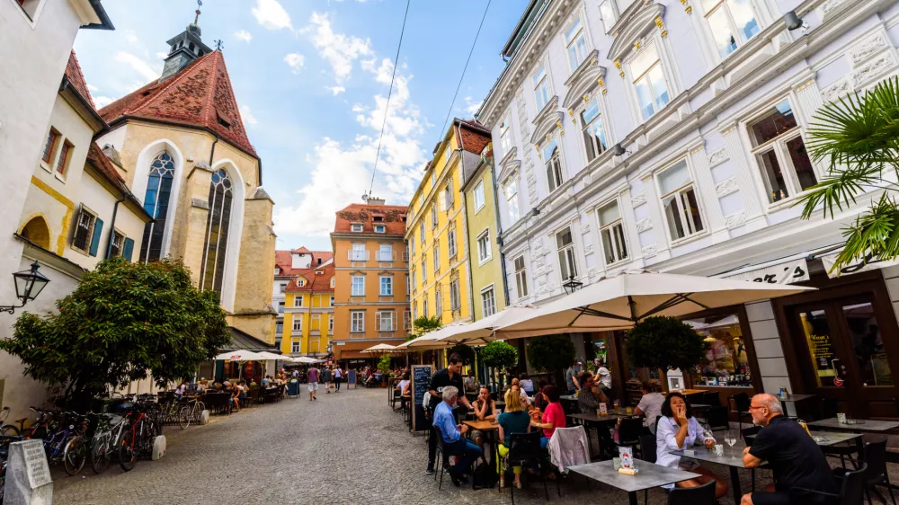 Poletni utrip v Gradcu zaznamujejo tudi &scaron;tevilne restavracije, ki se intenzivno spogledujejo z lokalno ponudbo. F Istock