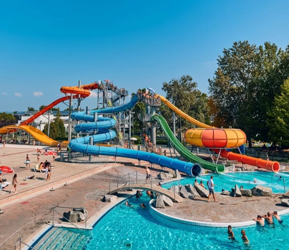 Vsi prijavljeni na dogodek prevzamejo kupon za malico in kopanje v zunanjih bazenih Term Čatež.