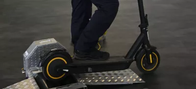 Naprava danskega proizvajalca BM autoteknik A/S je trenutno edini tovrstni merilnik v Sloveniji. Policija je napravo, ki v Sloveniji ni certificirana, dobila marca, od takrat jo preizkušajo in si jo predajajo med policijskimi postajami. Foto: Nik Erik Neubauer