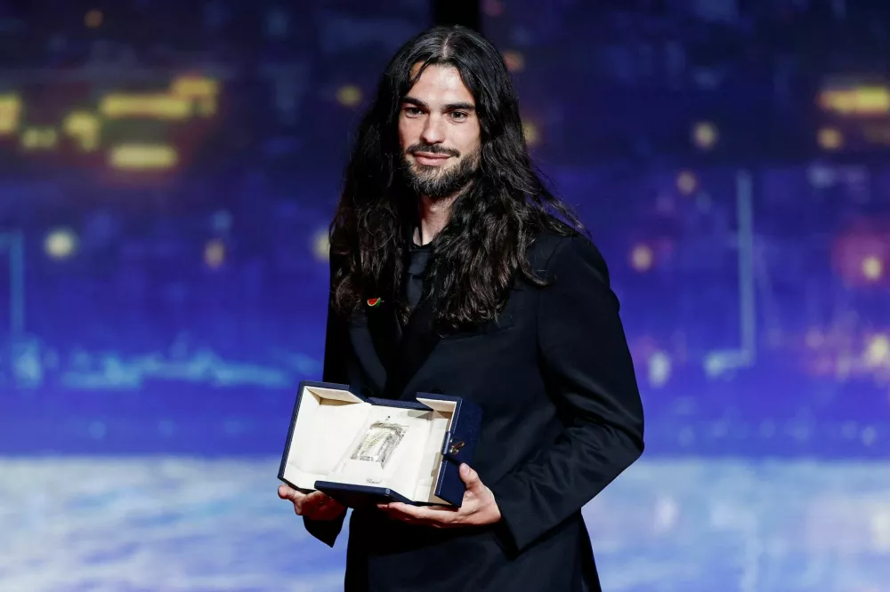 Director Oliver Laxe, co-winner of the Jury Prize award for the film "Sirat", poses, during the closing ceremony of the 78th Cannes Film Festival in Cannes, France, May 24, 2025. REUTERS/Benoit Tessier   TPX IMAGES OF THE DAY
