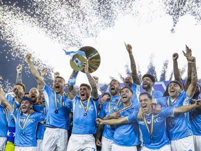 24 May 2025, Italy, Naples: Napoli players lift the Scudetto trophy as they celebrate winning the Italian Serie A league title following their match against Cagliari at the Diego Armando Maradona Stadium. Photo: Antonio Balasco/LaPresse via ZUMA Press/dpa