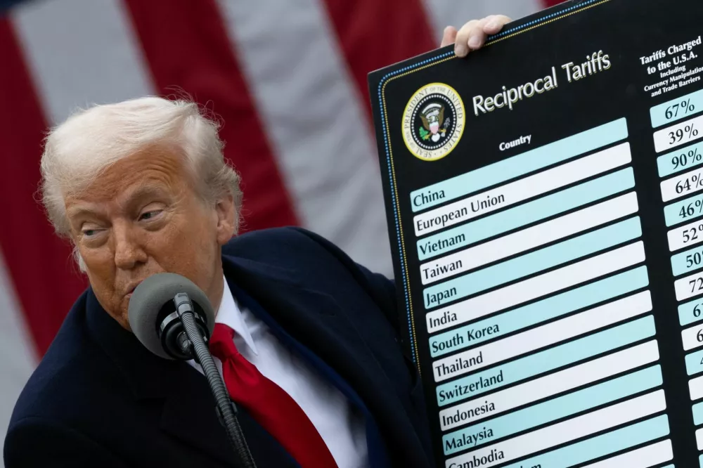 U.S. President Donald Trump delivers remarks on tariffs in the Rose Garden at the White House in Washington, D.C., U.S., April 2, 2025. REUTERS/Carlos Barria