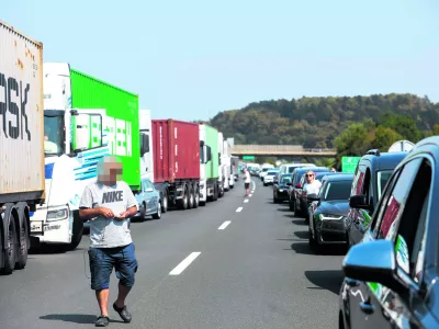 Po najbolj&scaron;em scenariju bo zaplet pri oddaji javnega naročila povzročil kvečjemu enomesečno zamudo pri vzpostavitvi tretjega prometnega pasu na &scaron;tajerski avtocesti, so ocenili na Darsu. Foto: Luka Cjuha