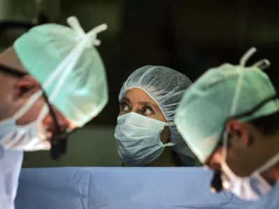 Pacienta so operirali, da so mu odstranili tumor na možganih. Fotografija je simbolična. Foto: Jaka Gasar