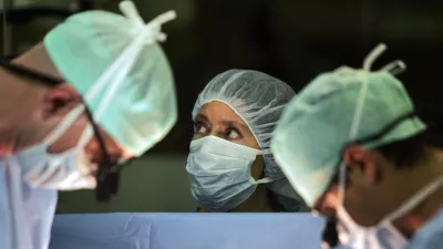 Pacienta so operirali, da so mu odstranili tumor na možganih. Fotografija je simbolična. Foto: Jaka Gasar