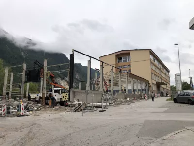 Dela so se že začela &ndash; izvajalci so prej&scaron;nji teden začeli ru&scaron;enje nekdanje delavnice in telovadnice, prihodnji teden bodo poru&scaron;ili &scaron;e glavno stavbo. Foto: Eva Branc