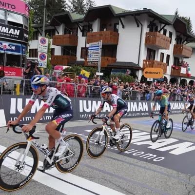 Cycling - Giro d'Italia - Stage 15 - Fiume Veneto to Asiago - Italy - May 25, 2025 Red Bull - BORA - Hansgrohe's Primoz Roglic crosses the finish line with riders after stage 15 REUTERS/Jennifer Lorenzini