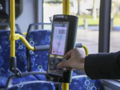 - 29.11.2023 &ndash; Ljubljanski potni&scaron;ki promet (LPP) - predstavitev nove digitalne re&scaron;itve - plačevanje avtobusnih vozovnic s plačilnimi karticami na mestnih in medkrajevnih linijah - //FOTO: Luka Cjuha