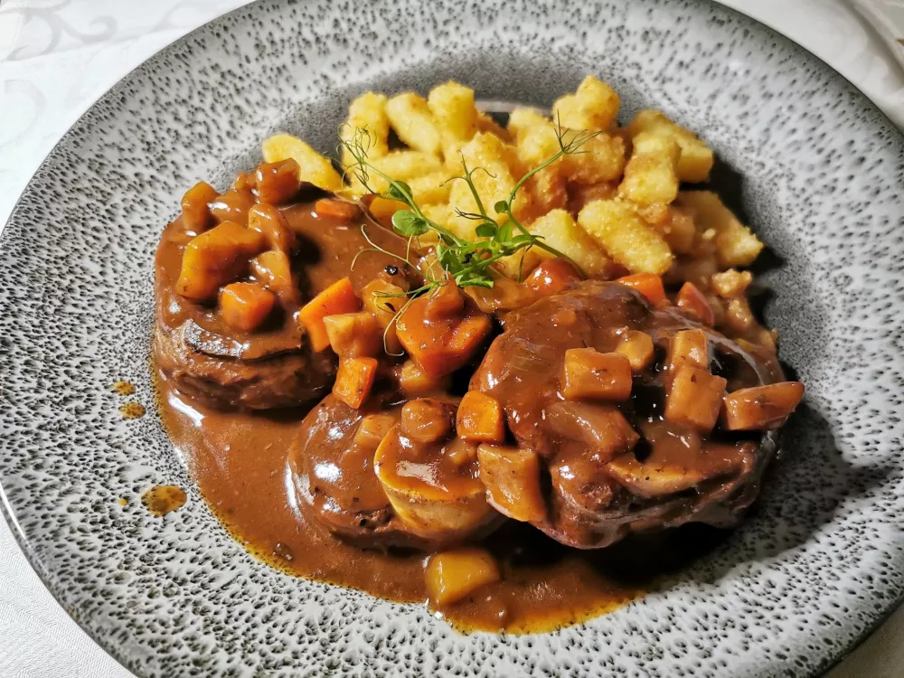 Jelenov ossobuco s krompirjevimi svaljki, Gostilna O&scaron;tirka