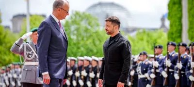 28 May 2025, Berlin: Ukraine's President Volodymyr Zelensky, is greeted with military honors by German Chancellor Friedrich Merz in front of the German Chancellery in Berlin. Photo: Kay Nietfeld/dpa