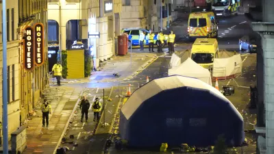 26 May 2025, United Kingdom, Liverpool: The scene on Water Street near the Liver Building in Liverpool after a 53-year-old white British man was arrested when a car plowed into a crowd during Liverpool FC's victory parade. Photo: Danny Lawson/PA Wire/dpa