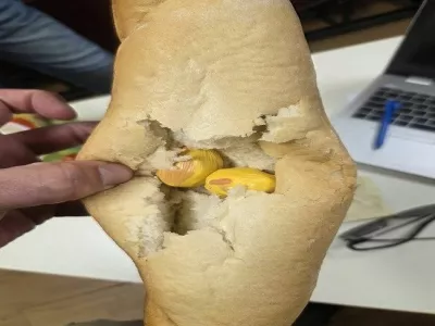 Mo&scaron;ki je dva paketka heroina skril v &scaron;truco kruha. 