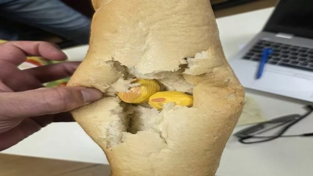 Mo&scaron;ki je dva paketka heroina skril v &scaron;truco kruha. 