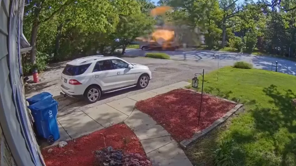 Trenutek, ko je razneslo mali tovornjak v predmestju Chicaga.