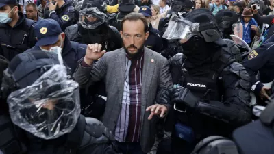 - pridržan raper Zlatan&nbsp;Čordić &ndash; Zlatko, - 05.10.2021 - protestni shod v Ljubljani -protest - Slovenija gostila vrh EU-Zahodni Balkan &ndash; vlada prvič v zgodovini samostojne Slovenije aktivirala 9. člen Zakona o nalogah in pooblastilih policije, da zaradi velike verjetnosti huj&scaron;ih kr&scaron;itev javnega reda za dva dni omeji oz. prepove gibanje v Ljubljani, na Bledu in v okolici Brda pri Kranju.  /FOTO: Jaka Gasar 