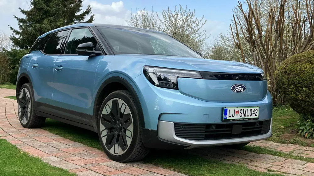 Explorer zagotavlja dobre vozne lastnosti, sedi se udobno in po želji tudi visoko. Dodana vrednost je pametni ključ, ki samodejno odklepa in zaklepa avto. Foto: Matej &Scaron;takul