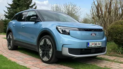 Explorer zagotavlja dobre vozne lastnosti, sedi se udobno in po želji tudi visoko. Dodana vrednost je pametni ključ, ki samodejno odklepa in zaklepa avto. Foto: Matej &Scaron;takul