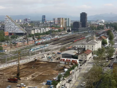 17.04.2024 - gradbi&scaron;če zasebnega projekta Emonika City - potni&scaron;ki center Ljubljana - železni&scaron;ka postaja - avtobusna postajaFOTO: Luka Cjuha